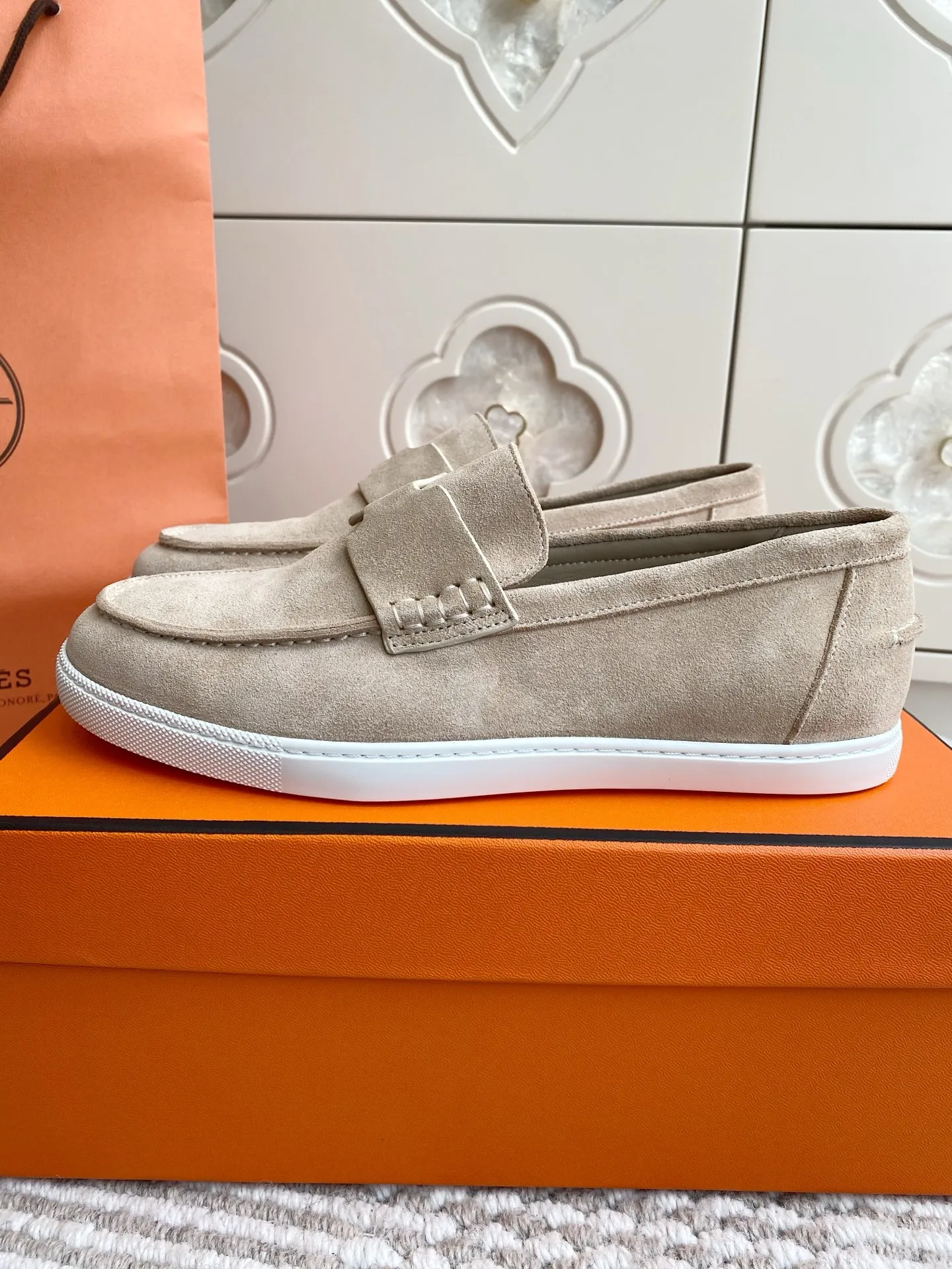 p560✨Hermes Couple Loafers｜Walking in the urban high-end, easily wearing Hermès temperament✨Who says luxury and comfort can’t have both?  This pair of H’s classic loafers really does it!  ▪️"Customized imported Yangjing fabric" is soft and delicate ▪️"Full sheepskin lining" + "soft-soled shoes" design. Your feet will be healed the moment you put them on~ It's like stepping on clouds☁️You won't feel tired after walking all day!  The iconic "H" buckle is low-key and luxurious. It is matched with a rubber outsole. It is lightweight and stylish. Whether you are commuting or shopping, you can easily achieve casual urban style🏙 Can be worn by couples. Full range of sizes, girls 35-41 | boys 39-45. Wear them together when going out. Sweet and high-end💑 Original mold opening. Details are in place. Those who understand will be attracted at a glance ️❤️ #Hermès loafers #coupleshoes #lightweight and versatile shoes